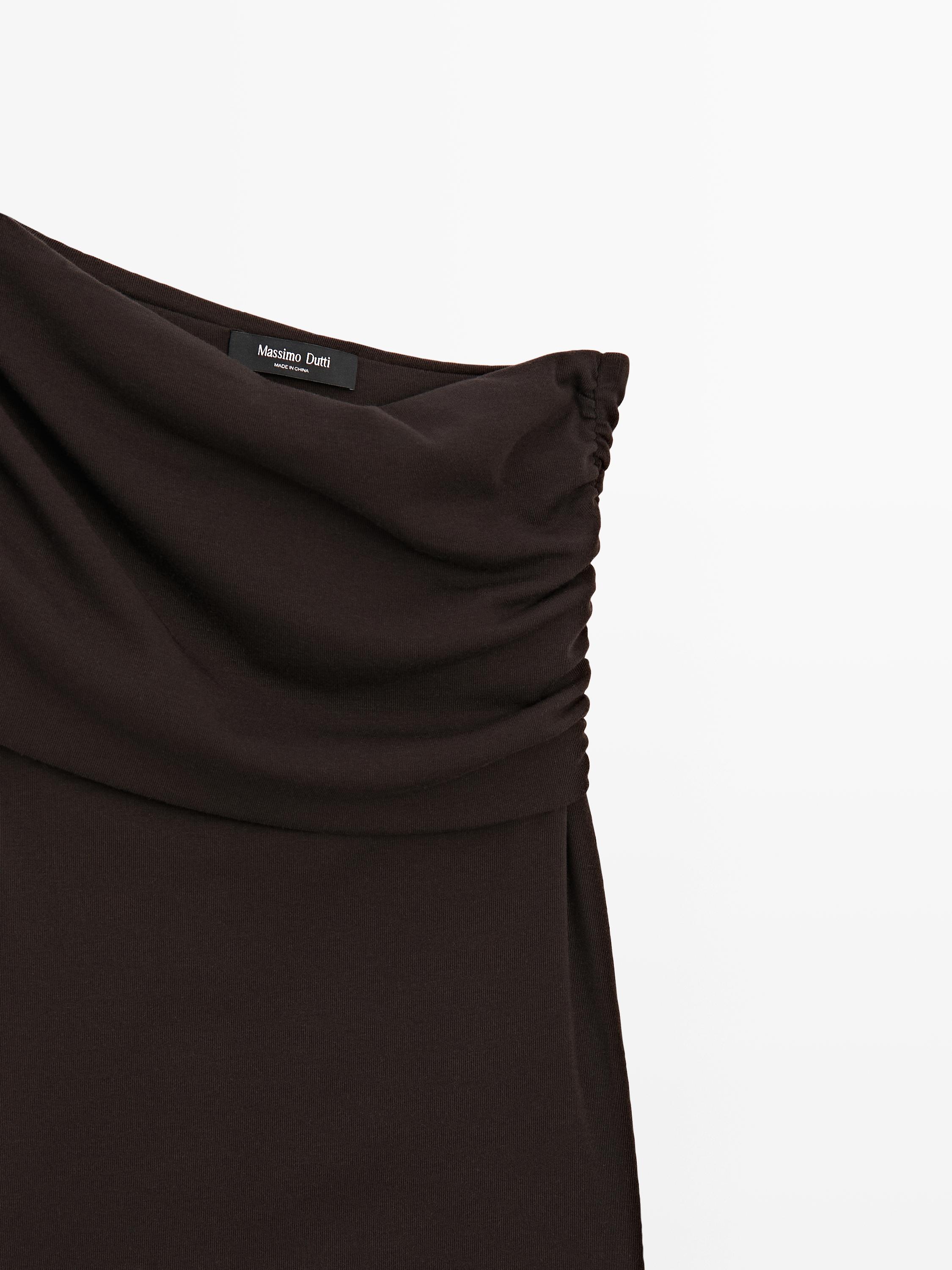 Top asymétrique à encolure drapée
